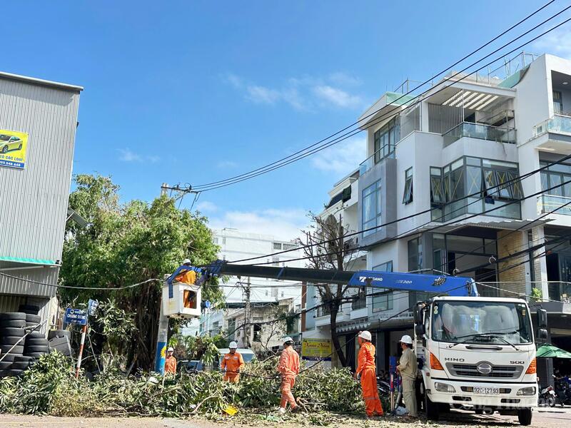 Người lao động ngành điện khẩn trương khắc phục các sự cố điện giữa cảnh đường sá ngổn ngang sau cơn bão mạnh cấp 12.