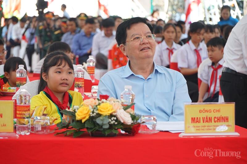 Phó Thủ tướng Chính phủ Mai Văn Chính tham dự lễ khởi công trường học ở xã Ia Rvê, tỉnh Đắk Lắk. Ảnh: Vũ Long