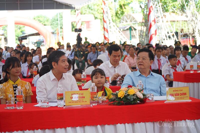 Phó Thủ tướng Mai Văn Chính trò chuyện với lãnh đạo UBND tỉnh Đắk và học sinh ở xã Ia Rvê. Ảnh: Vũ Long