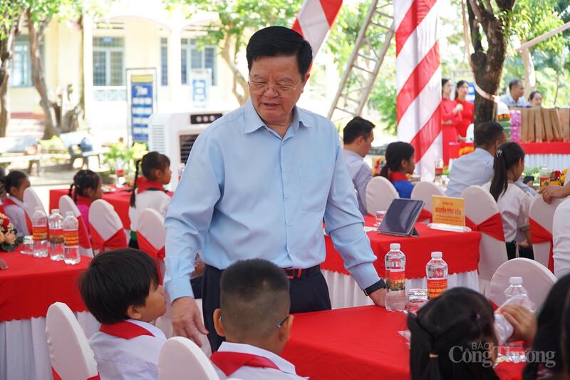 Phó Thủ tướng Chính phủ Mai Văn Chính trò chuyện với học sinh xã biên giới Ia Rvê. Ảnh: Vũ Long