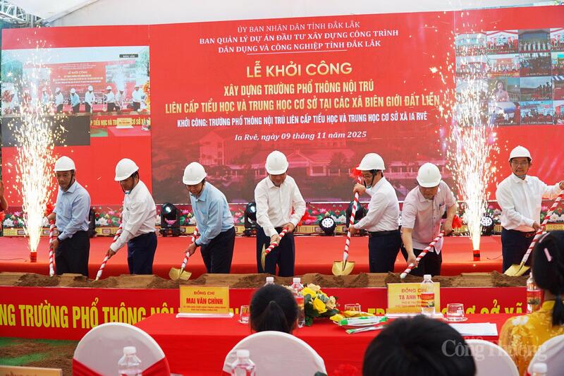 Phó Thủ tướng Mai Văn Chính cùng đại diện lãnh đạo Trung ương, tỉnh Đắk Lắk tại lễ khởi công Trường Phổ thông nội trú liên cấp tiểu học và THCS Ia Rvê. Ảnh: Vũ Long