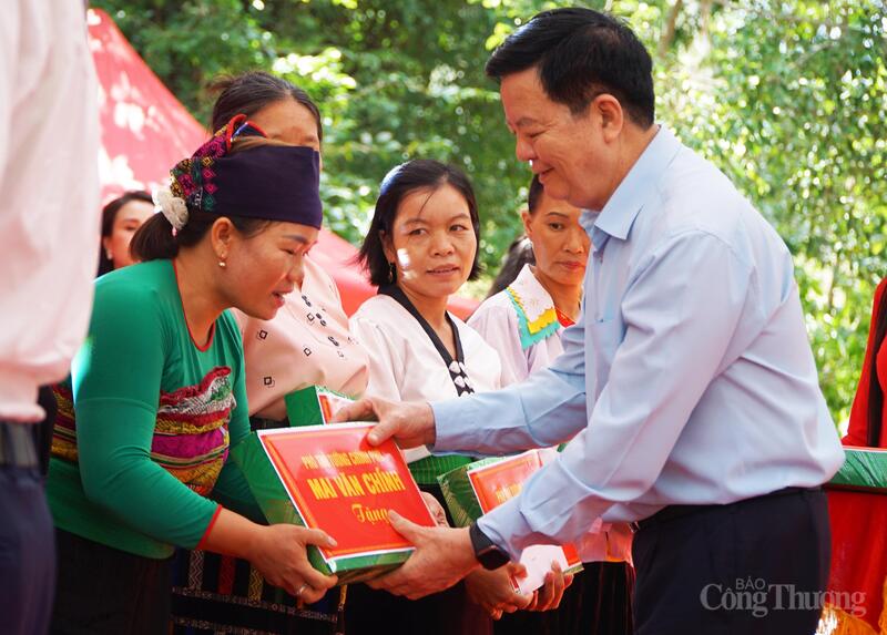 Phó Thủ tướng Chính phủ Mai Văn Chính tặng quà cho những hộ dân có hoàn cảnh khó khăn ở địa bàn xã Ia Rvê. Ảnh: Vũ Long