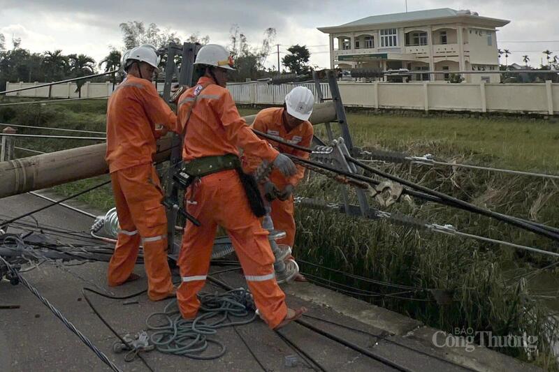 Các cán bộ, công nhân viên Điện lực Đà Nẵng khắc phục các sự cố điện tại xã Tuy Phước Đông (tỉnh Gia Lai).