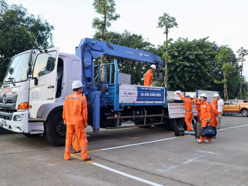 EVNCPC tiếp tục tăng cường thêm 1.000 cán bộ, kỹ sư, công nhân đến Gia Lai, Đắk Lắk hỗ trợ khắc phục các sự cố điện do bão số 13 gây ra