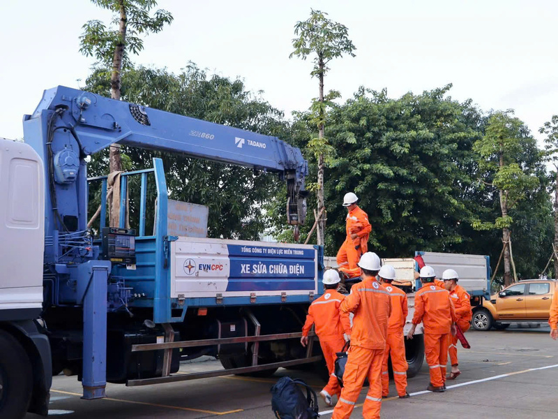 2.300 cán bộ, kỹ sư, người lao động ngành điện miền Trung có mặt để "tiếp sức" ngành điện Gia Lai, Đắk Lắk sau bão số 13