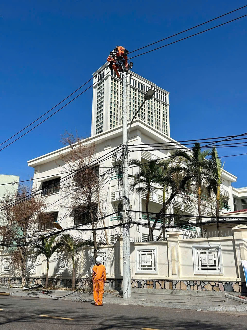 "Người lính áo cam" miền Trung khẩn trương xử lý các sự cố về điện