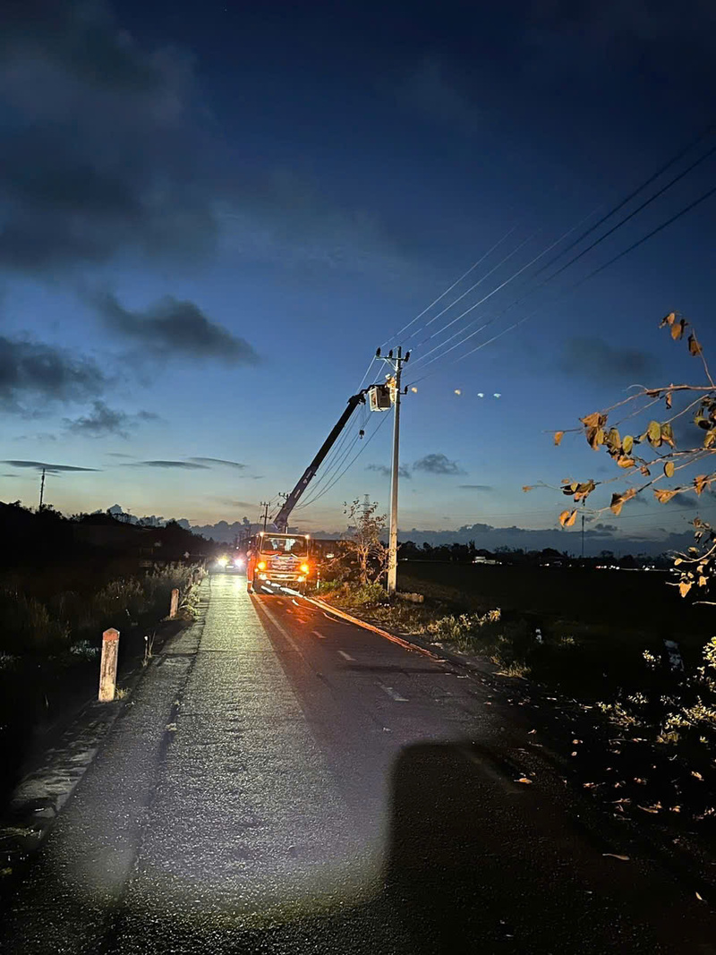 Xuyên đêm "nối điện" phục vụ nhân dân