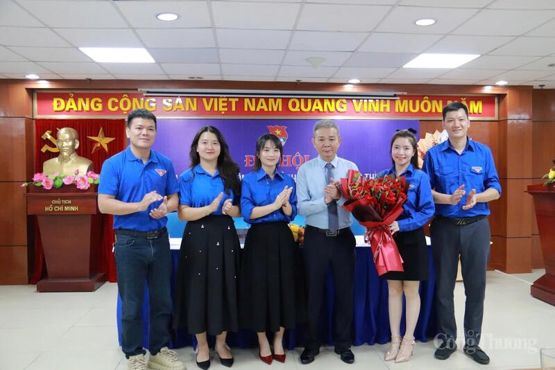 Anh Trần Ngọc Tiến (ngoài cùng bên phải), Ủy viên BCH Đoàn Thanh niên Báo Công Thương. Ảnh: Thanh Tuấn