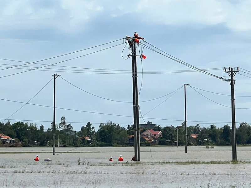 Các công nhân EVNCPC ngâm mình dưới nước lũ lạnh để dựng lại các trụ điện và đường dây bị đứt
