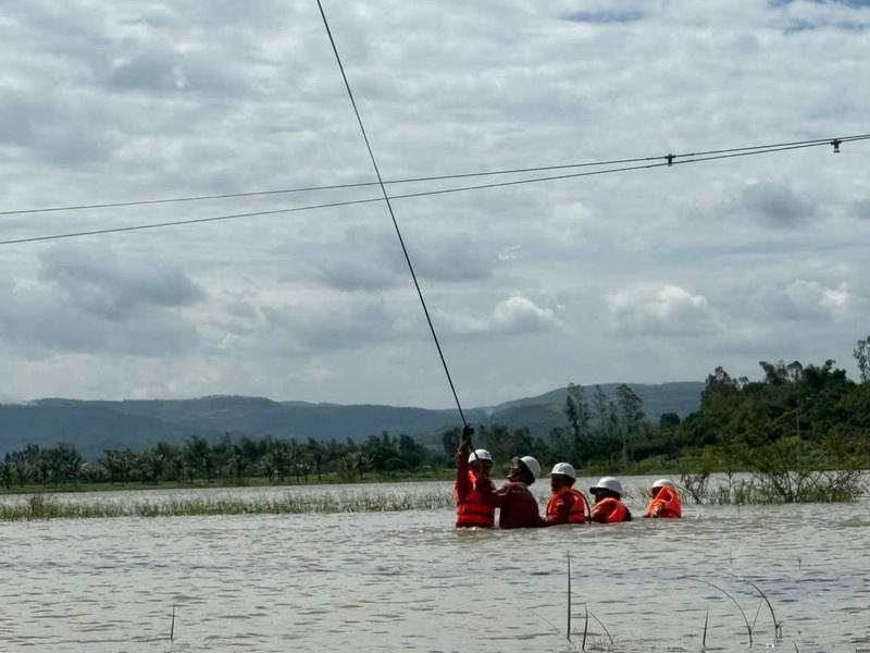 Hơn 2.300 người lao động ngành điện từ khắp các đơn vị điện lực miền Trung có mặt tại Gia Lai, Đắk Lắk để khắc phục các sự cố điện