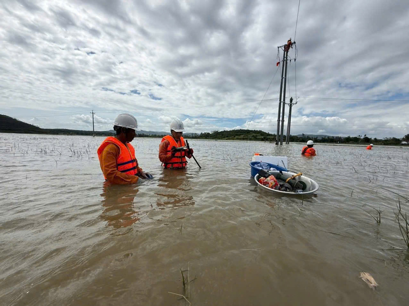 Hơn 2.300 người lao động ngành điện nỗ lực ngày đêm khôi phục cấp điện cho người dân miền Trung sau bão số 13