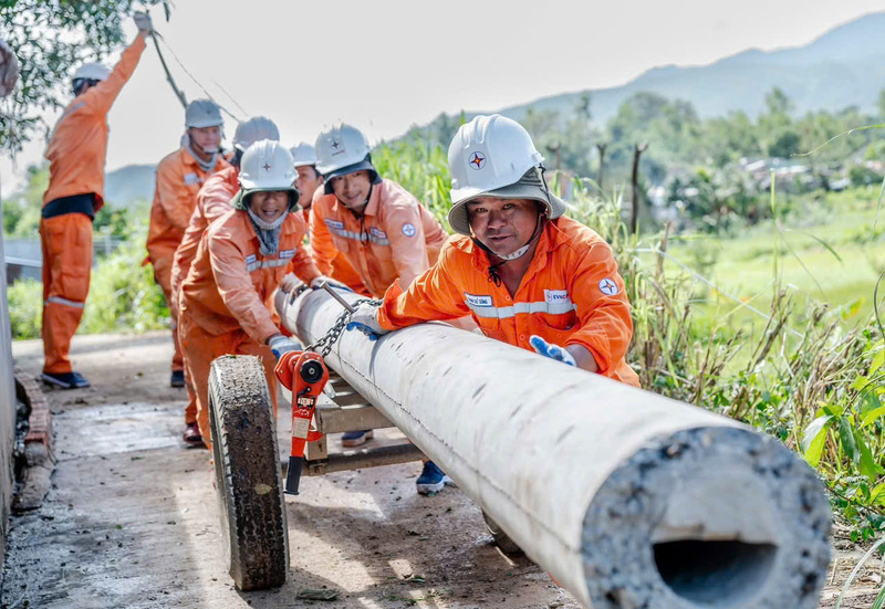 Hơn 2.300 người lao động ngành điện miền Trung đang phấn đấu hoàn thành khôi phục cấp điện cho gần 260.000 khách hàng bị ảnh hưởng do bão số 13 còn lại