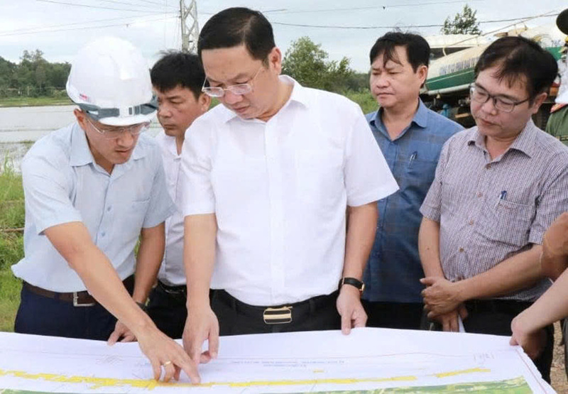 Phó Chủ tịch UBND tỉnh Quảng Ngãi Nguyễn Công Hoàng kiểm tra hiện trường để nghe báo cáo, chỉ đạo gỡ vướng khó cho dự án đường Hoàng Sa - Dốc Sỏi