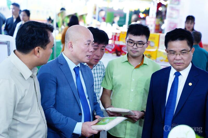 Các đại biểu thăm gian hàng tại Hội chợ Xúc tiến thương mại - Kết nối cung cầu. Ảnh: Thái Mạnh