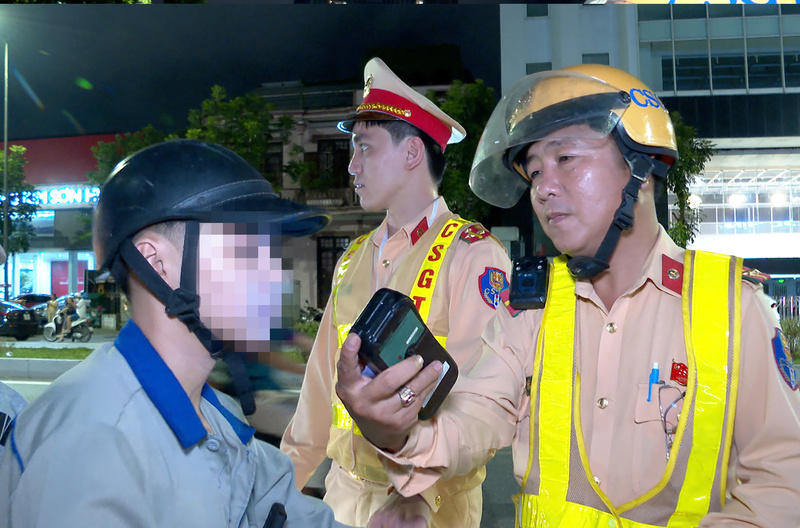 Nhiều lái xe mô tô vi phạm nồng độ cồn. Ảnh: Nguyễn Tuấn