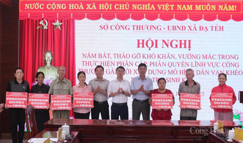 13 suất quà được trao cho các hộ gia đình nghèo, hộ có hoàn cảnh đặc biệt khó khăn trên địa bàn xã Đạ Tẻh.