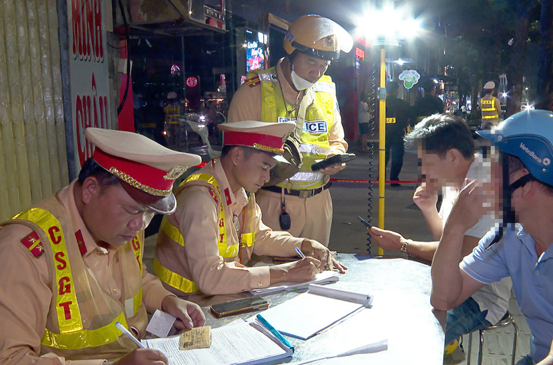 Hàng trăm trường hợp vi phạm nồng độ cồn khi tham gia giao thông bị Công an lập biên bản. Ảnh: Nguyễn Tuấn