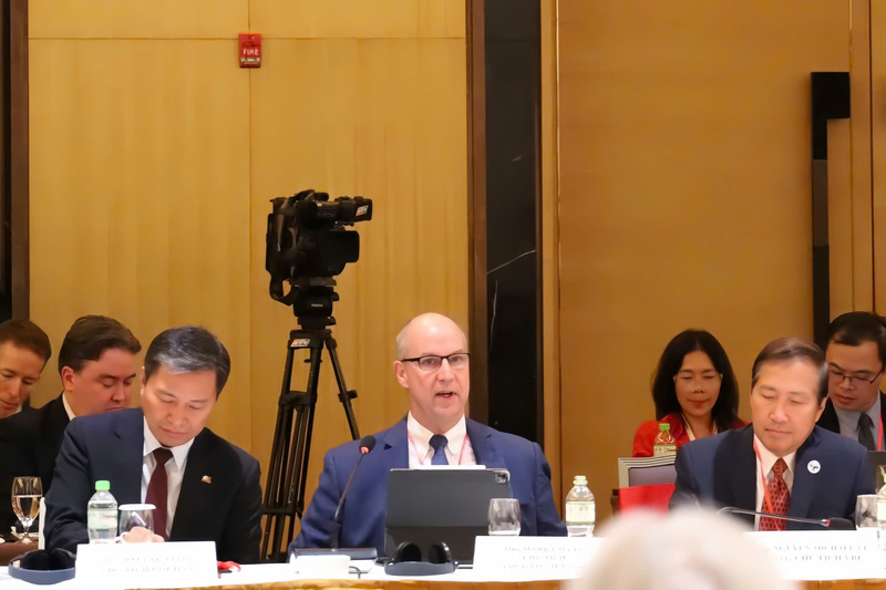 Ông Martin Gillin phát biểu tại Diễn đàn Doanh nghiệp Việt Nam thường niên 2025. Ảnh: Lê Vân.