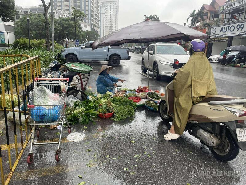 Chợ cóc trên địa bàn phường Từ Liêm lấn chiếm đường đi tiềm ẩn nguy cơ về an toàn giao thông.