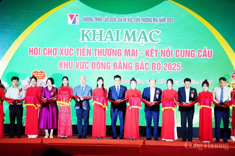 Tối 10/11, tại tỉnh Hưng Yên, Hội chợ Xúc tiến thương mại - Kết nối cung cầu khu vực Đồng bằng Bắc Bộ 2025 chính thức khai mạc. Ảnh: Thái Mạnh