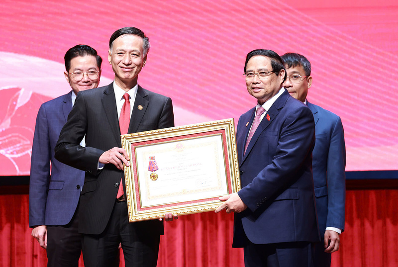 Thủ tướng Phạm Minh Chính trao Huân chương Lao động hạng Nhất tặng Vụ Đông Nam Á - Nam Á - Nam Thái Bình Dương. Ảnh: VGP/Nhật Bắc