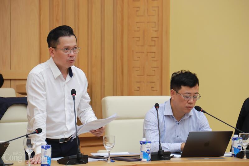 Phó Tổng giám đốc NSMO Nguyễn Quốc Trung báo cáo về tình hình vận hành hệ thống điện