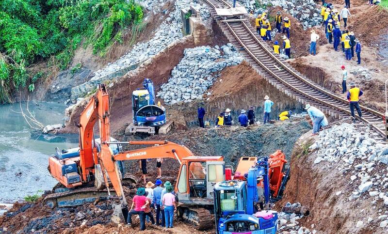 Khoảng 300 công nhân đã làm việc xuyên ngày đêm để gia cố nền đường, dựng cầu tạm, đổ đá, xử lý bệ đỡ đường ray và khôi phục hệ thống thông tin liên lạc dọc tuyến.