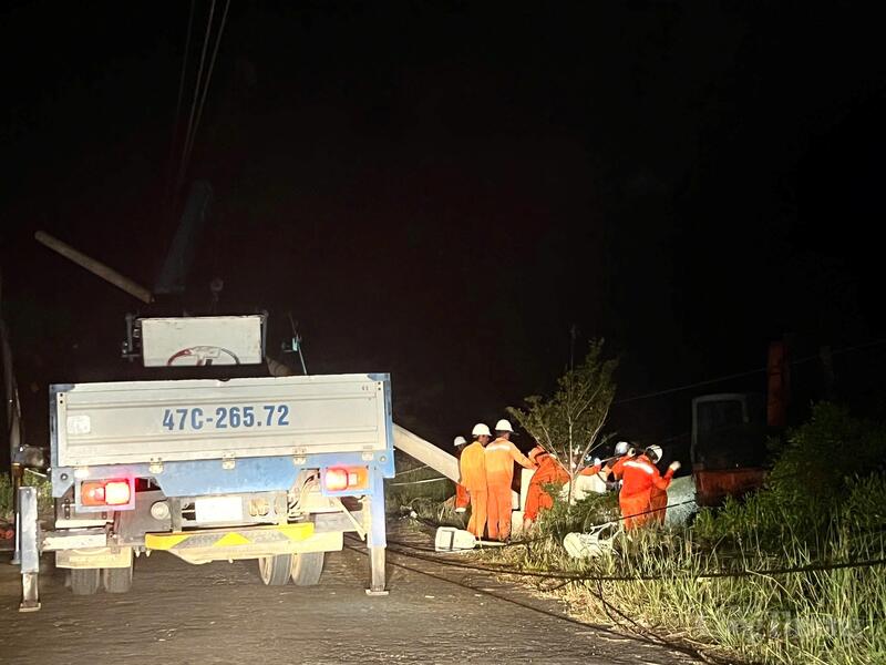 Để có điện chiếu sáng phục vụ người dân, ngành điện Đắk Lắk làm việc cả đêm. Ảnh: Hồng Hoa