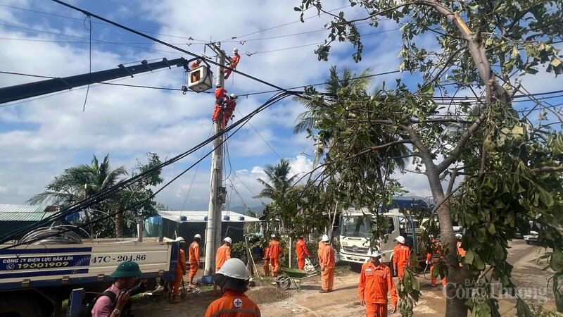 Ngành điện Đắk Lắk đang nỗ lực hết mình để sửa chữa lưới điện.