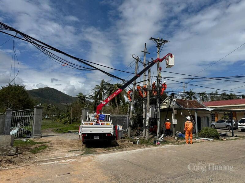 Ngành điện Đắk Lắk đang phấn đấu cấp điện cho 100% khách hàng ngay trong ngày hôm nay. Ảnh: Hồng Hoa
