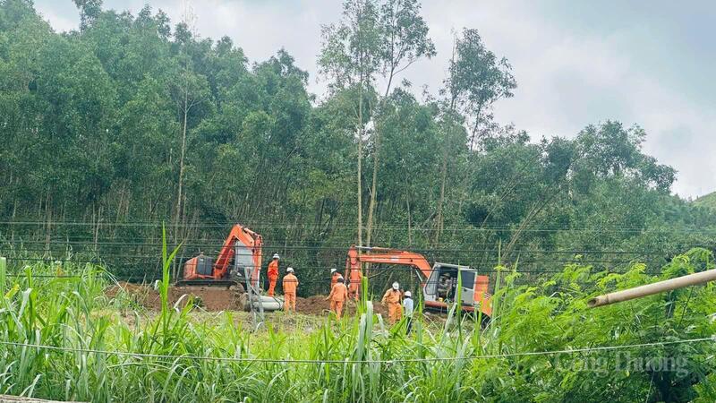 Công ty Điện lực Đắk Lắk huy động người và phương tiện khắc phục sự cố đường dây điện hỏng ở khu vực đồi núi. Ảnh: Hồng Hoa