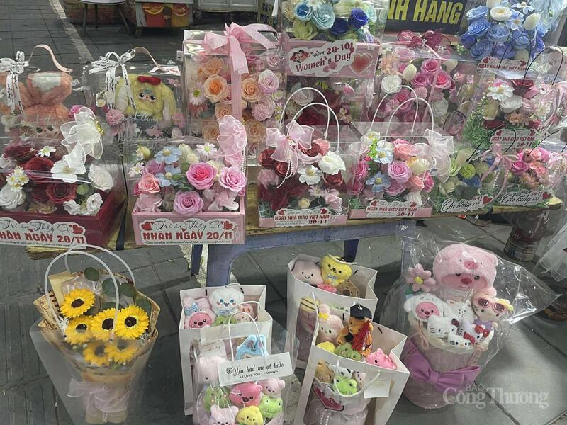 Các loại hoa, quà tặng nhân ngày 20/11 được bày bán nhiều.