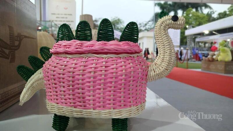 Sản phẩm độc đáo làm từ mây của làng nghề truyền thống Phú Túc. Ảnh: H.T