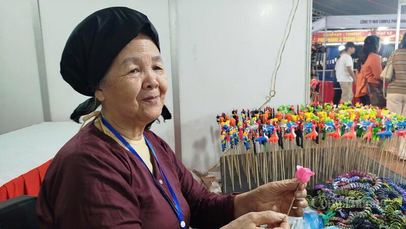 Nghệ nhân Đặng Thị Với chia sẻ với phóng viên Báo Công Thương. Ảnh: H.S