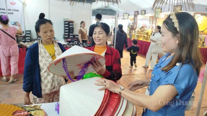 Sản phẩm làng nghề xã Phượng Dực thúc đẩy phát triển kinh tế gắn với du lịch làng nghề.