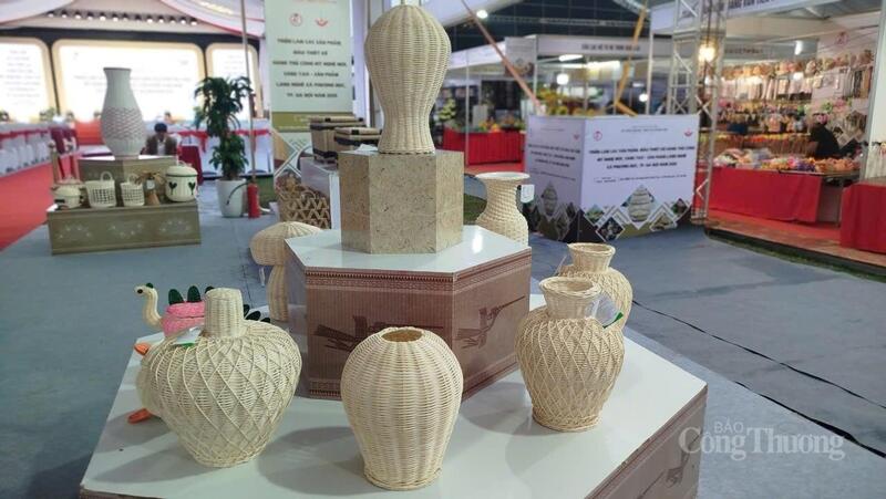 Sản phẩm làng nghề đan lát cỏ tế Phú Túc. Ảnh: V.T