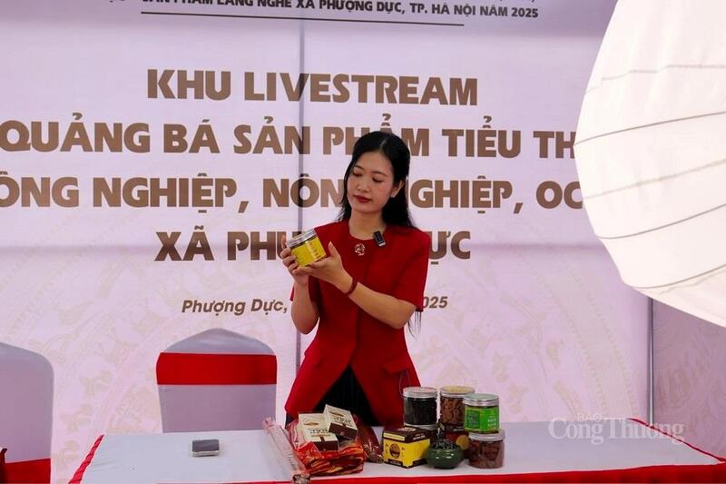 Cán bộ xã Phượng Dực livestream bán sản phẩm làng nghề giúp người dân. Ảnh: H.N