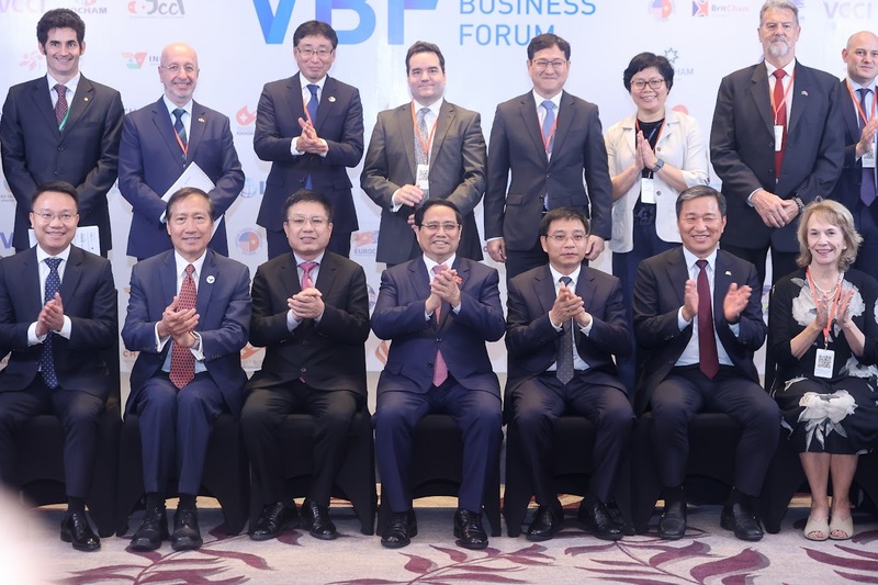 Thủ tướng Chính phủ chụp ảnh lưu niệm cùng đại diện các hiệp hội doanh nghiệp, tổ chức quốc tế. Ảnh: CP