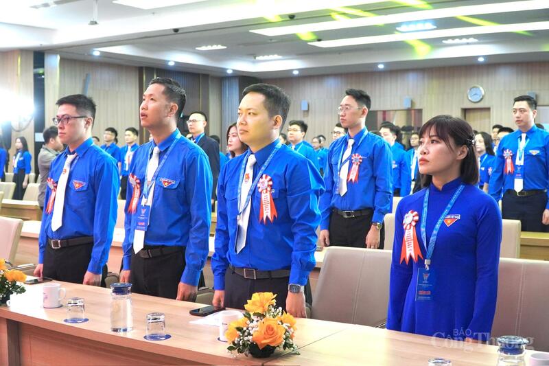 Đại hội thực hiện nghi lễ Chào cờ.