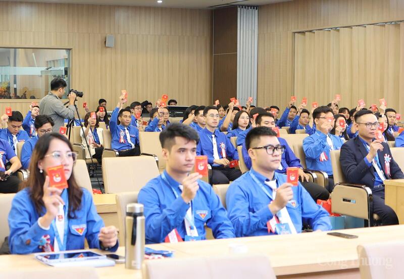 Đại hội đã biểu quyết thông qua Nghị quyết, thống nhất cao về mục tiêu, phương hướng và các giải pháp trọng tâm cho nhiệm kỳ 2025 - 2030. Ảnh: Quỳnh Trang