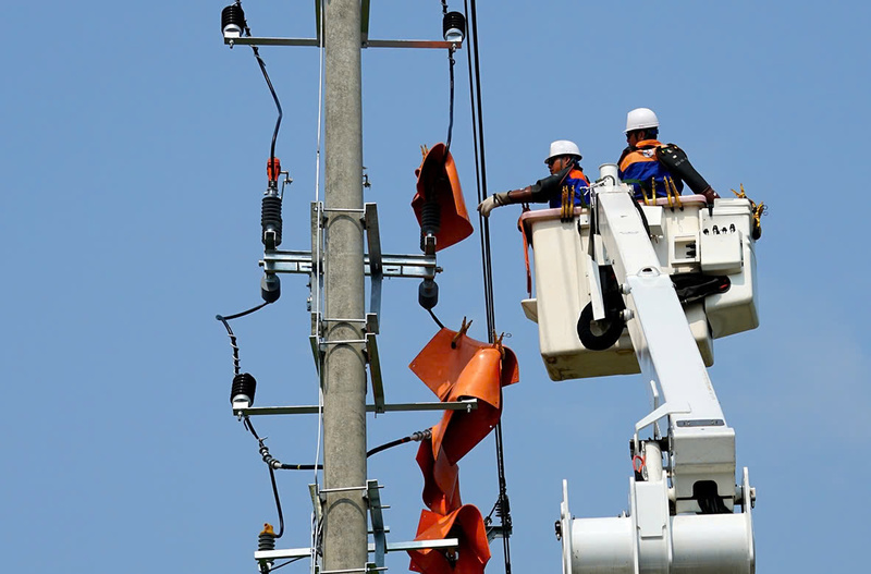 Công nhân công ty đang sửa chữa tại hiện trường