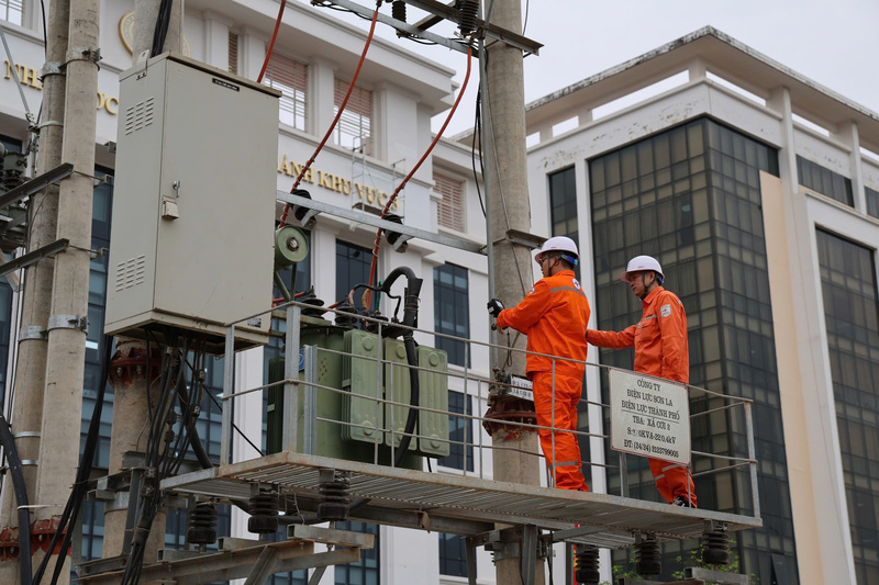 Công nhân công ty đang kiẻm tra máy biến áp