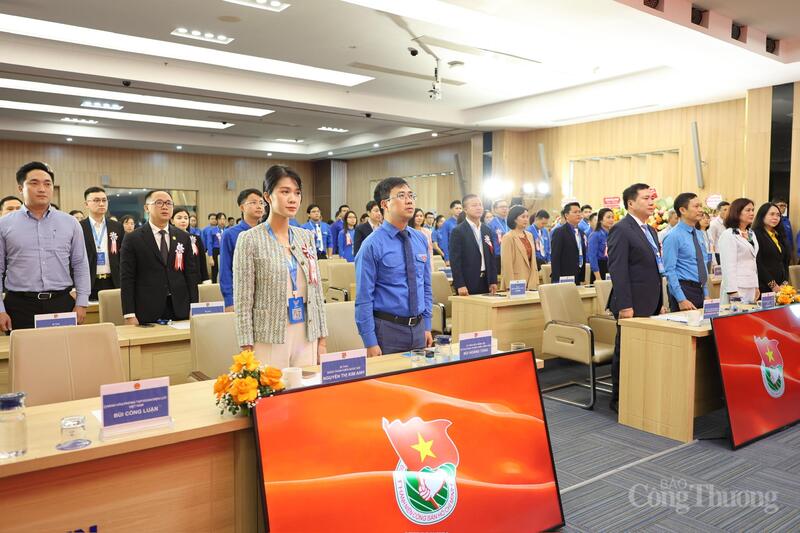 Các đại biểu dự Đại hội thực hiện nghi thức chào cờ trang nghiêm. Ảnh: Quỳnh Trang