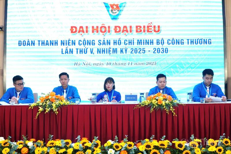 Đoàn Chủ tịch điều hành Đại hội.