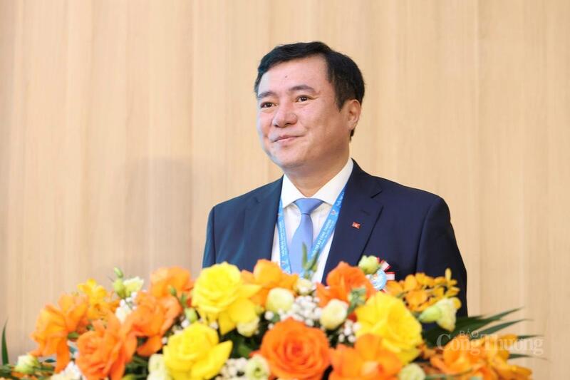 “Công tác thanh niên luôn là trách nhiệm của Đảng và cả hệ thống chính trị. Với truyền thống tốt đẹp và môi trường thuận lợi hiện nay, tôi tin tưởng rằng sau Đại hội này, công tác Đoàn và phong trào thanh niên Bộ Công Thương sẽ có bước phát triển mạnh mẽ hơn nữa, bản lĩnh hơn, tự tin hơn, sáng tạo hơn, khát vọng cống hiến nhiều hơn, đóng góp tích cực vào sự nghiệp xây dựng và phát triển ngành Công Thương bền vững, hiện đại”, Thứ trưởng Nguyễn Sinh Nhật Tân nhấn mạnh.