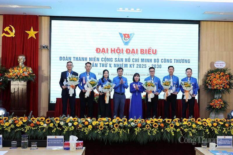 Đồng chí Bùi Hoàng Tùng, Bí thư Đoàn Thanh niên Chính phủ tặng hoa chúc mừng Ban Chấp hành Đoàn Thanh niên Bộ Công Thương khóa IV.