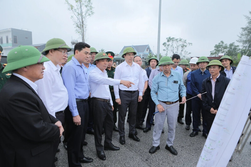 Bí thư Tỉnh ủy Thanh Hóa Nguyễn Doãn Anh cùng đoàn công tác khảo sát thực địa hạ tầng giao thông tại Khu kinh tế Nghi Sơn. Ảnh: Minh Hiếu