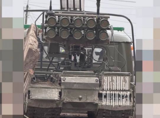 Robot chiến đấu với các ống phóng nhiệt áp RPO-A "Shmel". Ảnh: RIAN