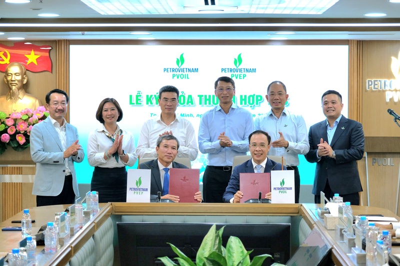 Lãnh đạo Petrovietnam, Lãnh đạo PVOIL và PVEP chứng kiến đại diện hai doanh nghiệp ký kết thỏa thuận hợp tác (Ảnh PVOIL)