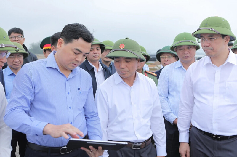 Lãnh đạo tỉnh Thanh Hóa đi kiểm tra thực địa tại Khu kinh tế Nghi Sơn. Ảnh: Minh Hiếu